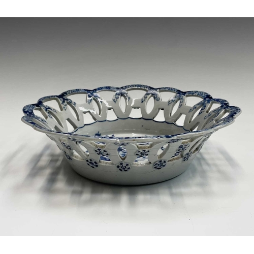 890 - A Worcester blue and white basket, circa 1790, printed with the pine cone pattern, the border pierce... 