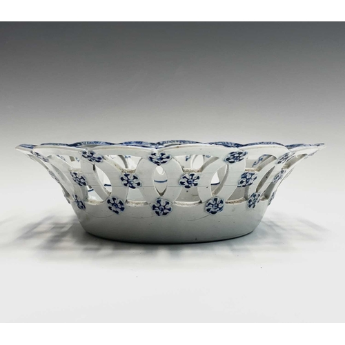 890 - A Worcester blue and white basket, circa 1790, printed with the pine cone pattern, the border pierce... 