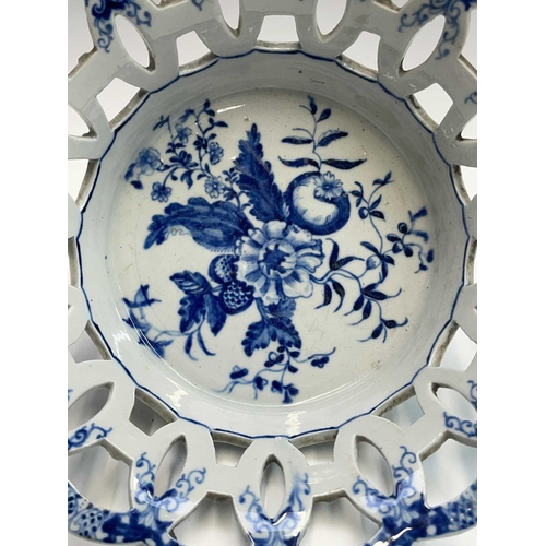 890 - A Worcester blue and white basket, circa 1790, printed with the pine cone pattern, the border pierce... 