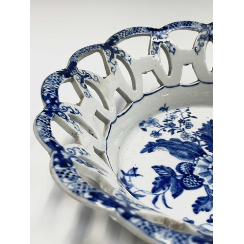 890 - A Worcester blue and white basket, circa 1790, printed with the pine cone pattern, the border pierce... 