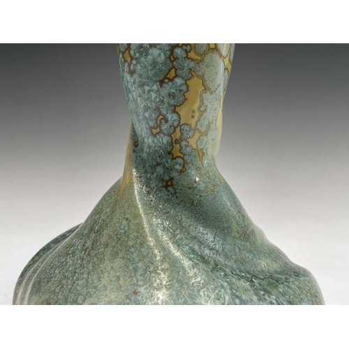 901 - An early 20th century Pierrefonds French art pottery vase with green crystalline glaze, impressed ma... 