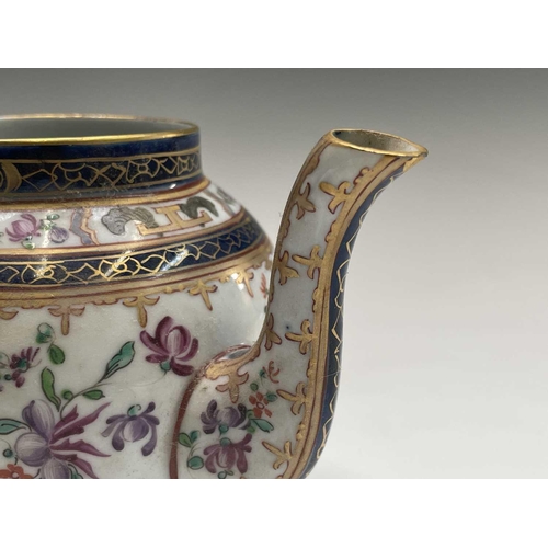 916 - A Samson porcelain armorial teapot, with painted coat of arms, width 18cm. Provenance: Michael Treth... 