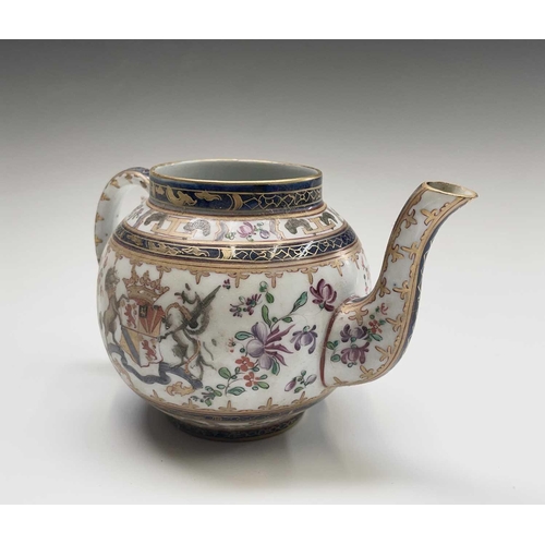 916 - A Samson porcelain armorial teapot, with painted coat of arms, width 18cm. Provenance: Michael Treth... 