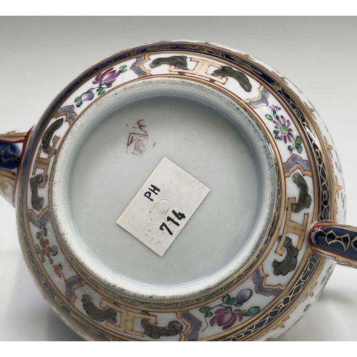 916 - A Samson porcelain armorial teapot, with painted coat of arms, width 18cm. Provenance: Michael Treth... 