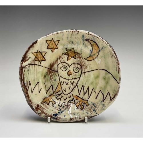 956 - A Ben Fosker (b.1960) slip decorated earthenware plate painted with an owl, painted 'B' mark verso. ... 