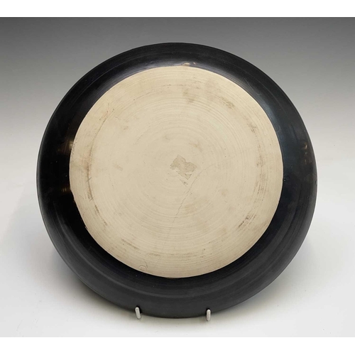 966 - Ray FINCH (1914-2012) Winchcombe Pottery high-sided plate, 25cm x 23cm, signed to the base and stamp... 