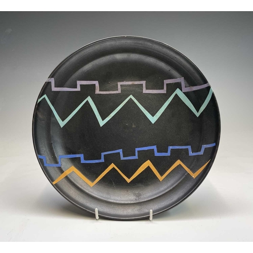 966 - Ray FINCH (1914-2012) Winchcombe Pottery high-sided plate, 25cm x 23cm, signed to the base and stamp... 