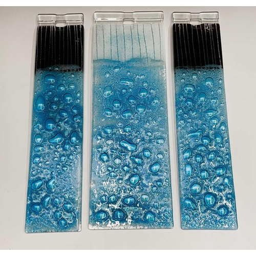 978 - Three studio glass panels, with blue coloured bubble textured decoration, height 46.5cm (3).