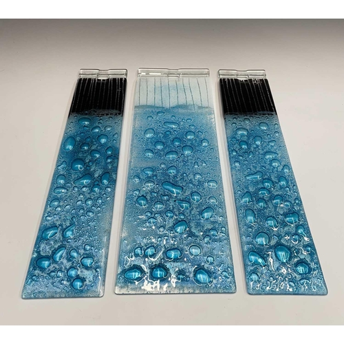 978 - Three studio glass panels, with blue coloured bubble textured decoration, height 46.5cm (3).