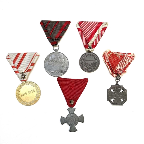 209 - Austria / Hungary WWI Medals - 5 Medals. Bronze Medal for Bravery, Medal for Wounded, War Commemorat... 