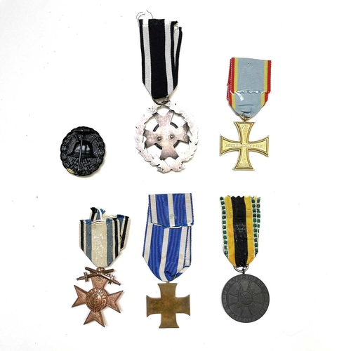 229 - Germany WWI Medals - 5 Medals and Badge. Mecklenburg-Schwerin Cross for Military Merit, Schaumburg L... 