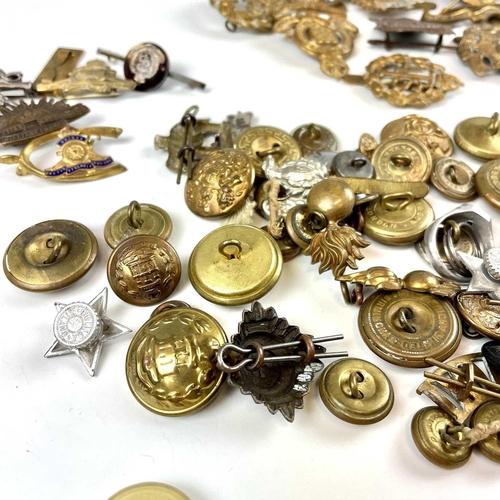 233 - British Military Cap Badges, Buttons, Sweetheart Badges, etc. Lot comprises 10 original cap badges, ... 