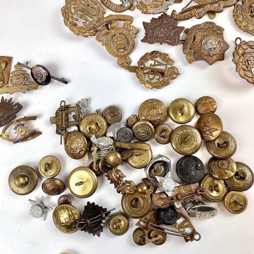 233 - British Military Cap Badges, Buttons, Sweetheart Badges, etc. Lot comprises 10 original cap badges, ... 