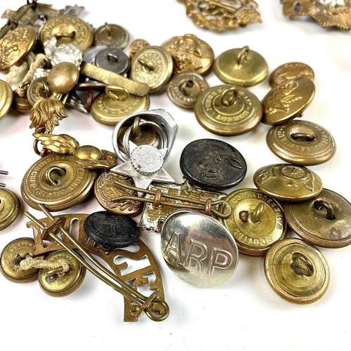 233 - British Military Cap Badges, Buttons, Sweetheart Badges, etc. Lot comprises 10 original cap badges, ... 