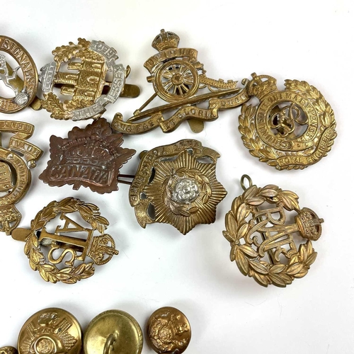 233 - British Military Cap Badges, Buttons, Sweetheart Badges, etc. Lot comprises 10 original cap badges, ... 