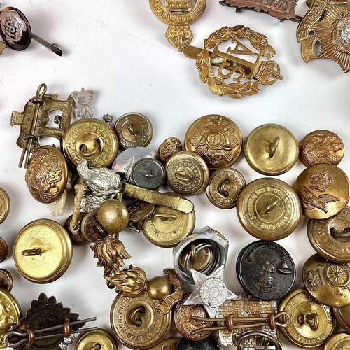 233 - British Military Cap Badges, Buttons, Sweetheart Badges, etc. Lot comprises 10 original cap badges, ... 