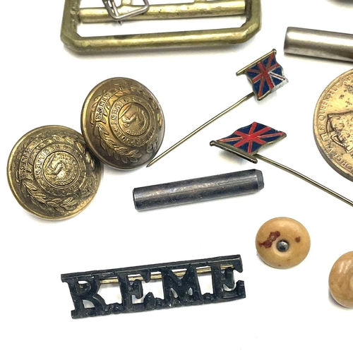 242 - White Star Line - Titanic Interest Buttons and Military REME, etc Badges and Buttons. Comprising 4 l... 