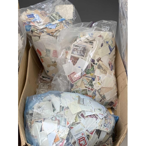 370 - World & GB Kiloware - A plastic tub containing over 5kg of world on and off paper kiloware plus 3.5k... 