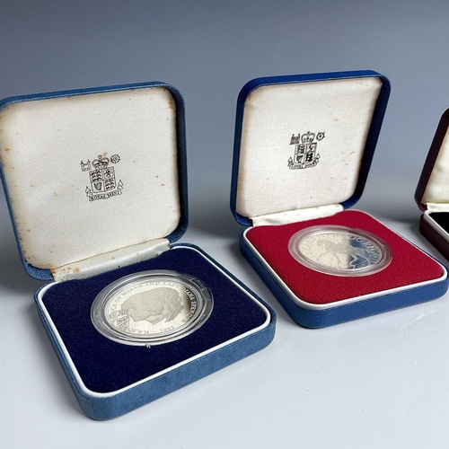 49 - Great Britain Silver Crowns, etc. Lot comprises 1977 Silver Jubilee boxed proof (x2), 1980 Queen Mot... 