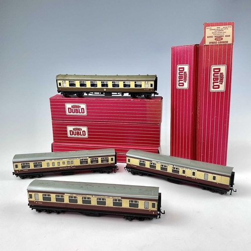 511 - Hornby Dublo 2 Rail Boxed and Unboxed Westen Region Chocolate and Cream Carriages (x8). Comprising 5... 