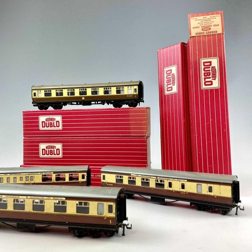 511 - Hornby Dublo 2 Rail Boxed and Unboxed Westen Region Chocolate and Cream Carriages (x8). Comprising 5... 