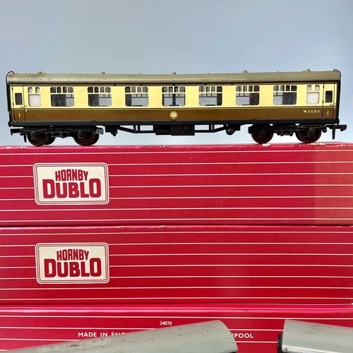 511 - Hornby Dublo 2 Rail Boxed and Unboxed Westen Region Chocolate and Cream Carriages (x8). Comprising 5... 