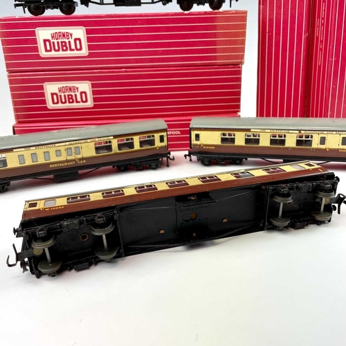 511 - Hornby Dublo 2 Rail Boxed and Unboxed Westen Region Chocolate and Cream Carriages (x8). Comprising 5... 