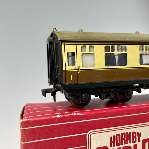 511 - Hornby Dublo 2 Rail Boxed and Unboxed Westen Region Chocolate and Cream Carriages (x8). Comprising 5... 