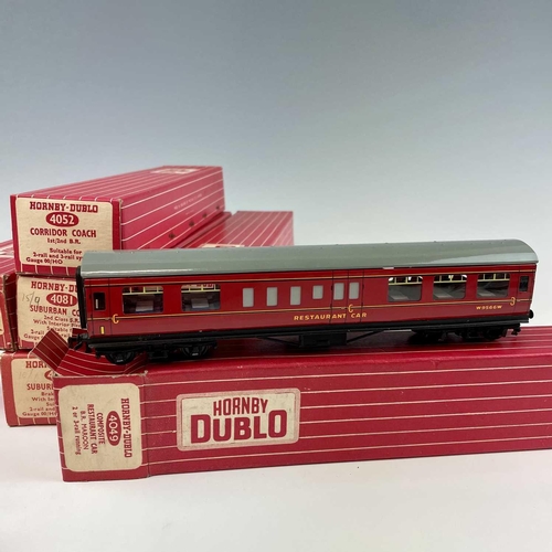 512 - Hornby Dublo 2 Rail Boxed and Unboxed 'Maroon' and 'Blood & Custard' Carriages (x14). Comprising: 8 ... 