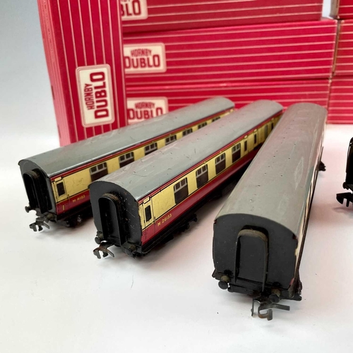 512 - Hornby Dublo 2 Rail Boxed and Unboxed 'Maroon' and 'Blood & Custard' Carriages (x14). Comprising: 8 ... 