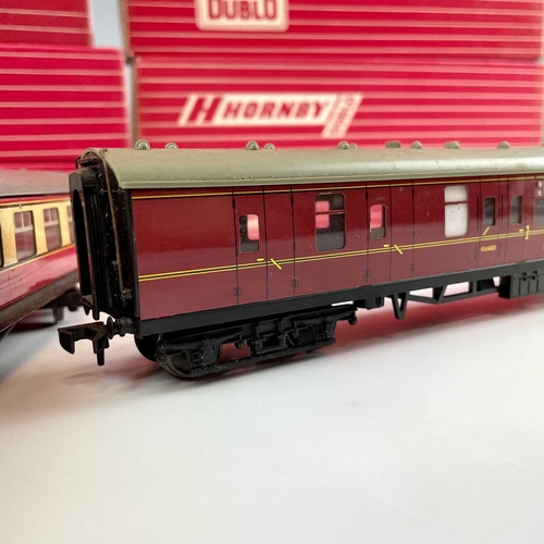 512 - Hornby Dublo 2 Rail Boxed and Unboxed 'Maroon' and 'Blood & Custard' Carriages (x14). Comprising: 8 ... 