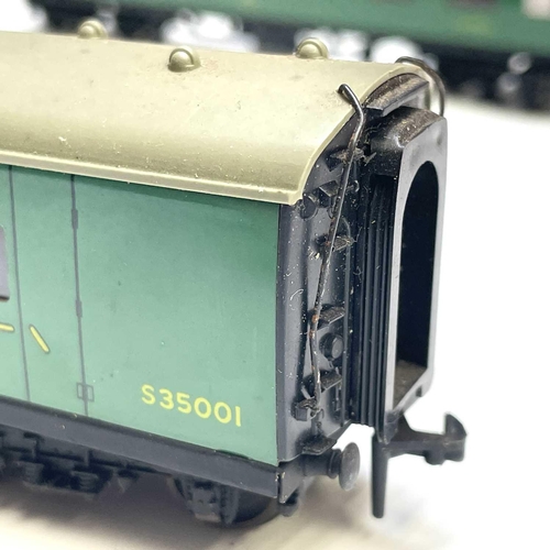 513 - Hornby Dublo 2 Rail Boxed Southern Region Green Carriages (x6). Comprising 6 boxed carriages: 4054 