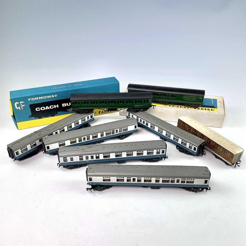 514 - Graham Farish Formoway Coach Building Kits (x2) and other carriages. Lot comprises two completed box... 