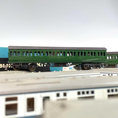 514 - Graham Farish Formoway Coach Building Kits (x2) and other carriages. Lot comprises two completed box... 