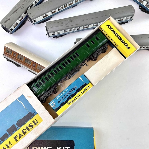 514 - Graham Farish Formoway Coach Building Kits (x2) and other carriages. Lot comprises two completed box... 