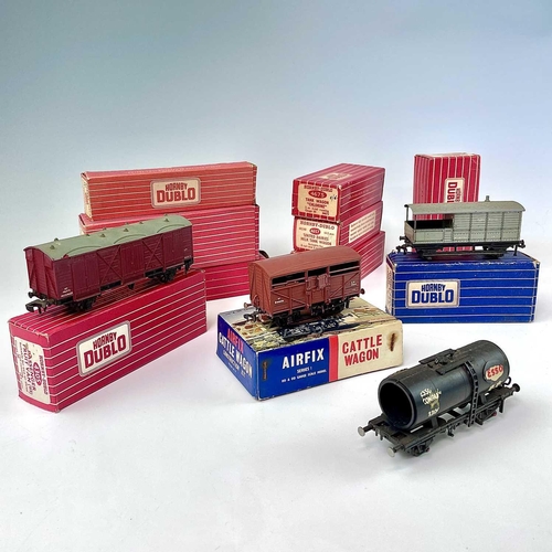 515 - Hornby Dublo Boxed Wagons (x9) plus other wagons. Comprising: Blue Box (x1) BR W.R. Brake van; Red B... 