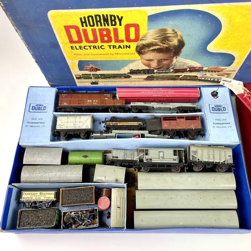 517 - Hornby Dublo - lot of Mixed Carriages (x3) and Wagons (x18) plus Boxed Breakdown Crane. An empty Hor... 