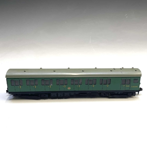 518 - Hornby Dublo BR Southern Region 2 Coach 2EPB Electric Set. Comprising boxed no. 3250 Electric Motor ... 