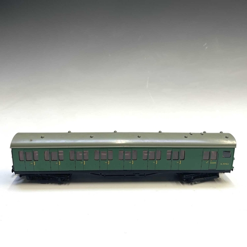 518 - Hornby Dublo BR Southern Region 2 Coach 2EPB Electric Set. Comprising boxed no. 3250 Electric Motor ... 