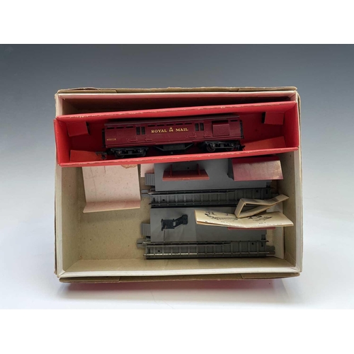 535 - Triang / Triang-Hornby and Hornby Dublo 00 Gauge Carriages, Wagons, etc. Lot comprises 6 coaches and... 