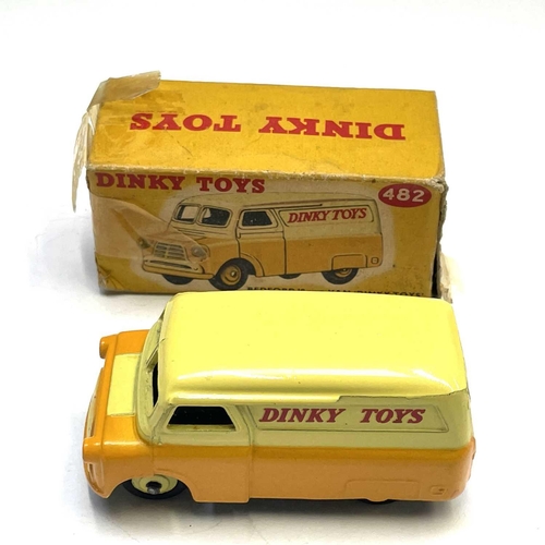 747 - Boxed Dinky Toys (x5). No.164 Vauxhall Cresta Saloon, no.165 Humber Hawk, no.168 Singer Gazette, no.... 