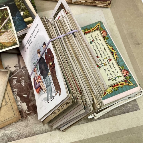 900 - Postcards and ephemera - large quantity. Including 400+ older cards including many comics. Also note... 