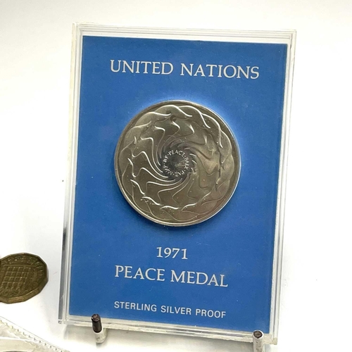 95 - Silver GB and USA Coins plus United Nations Silver Medallions, etc. Comprising: 1893 and 1898 Veiled... 