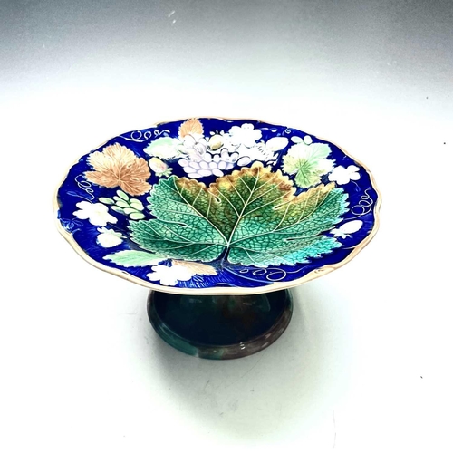871 - Wedgwood majolica comport decorated with strawberries, height 11.5cm
