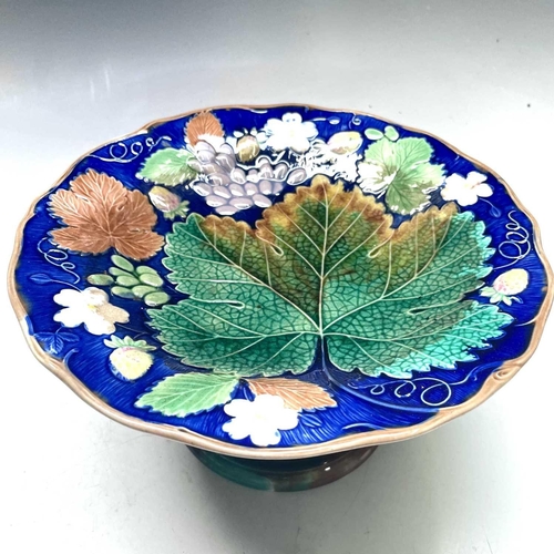 871 - Wedgwood majolica comport decorated with strawberries, height 11.5cm