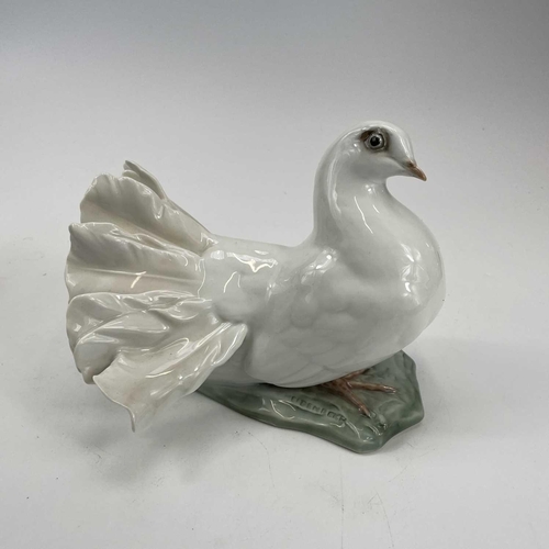 866 - A pair of 20th century Rosenthal porcelain doves impressed F. Heidenreich to base, height 14cm.