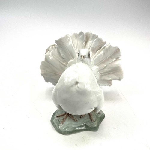 866 - A pair of 20th century Rosenthal porcelain doves impressed F. Heidenreich to base, height 14cm.