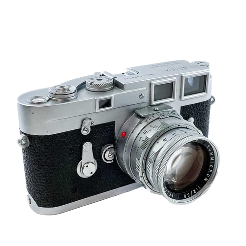 163 - A Leica Rangefinder M3 (Chrom-SS) chrome 1963 serial number 1070513 fitted with a Leitz Wetzlar Summ... 