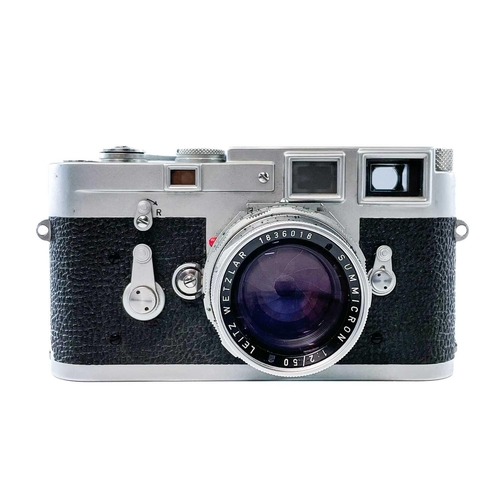 163 - A Leica Rangefinder M3 (Chrom-SS) chrome 1963 serial number 1070513 fitted with a Leitz Wetzlar Summ... 