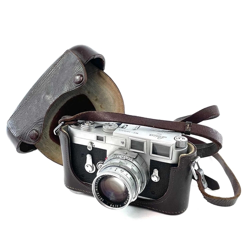 163 - A Leica Rangefinder M3 (Chrom-SS) chrome 1963 serial number 1070513 fitted with a Leitz Wetzlar Summ... 